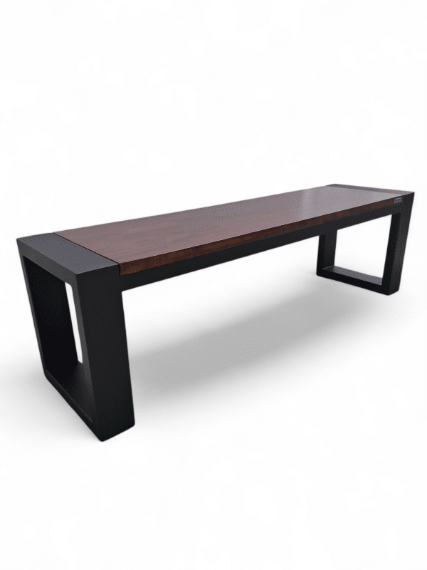 Banco moderno de madera con estructura metálica negra, ideal para terrazas; diseño minimalista que combina estilo y funcionalidad para reuniones al aire libre.