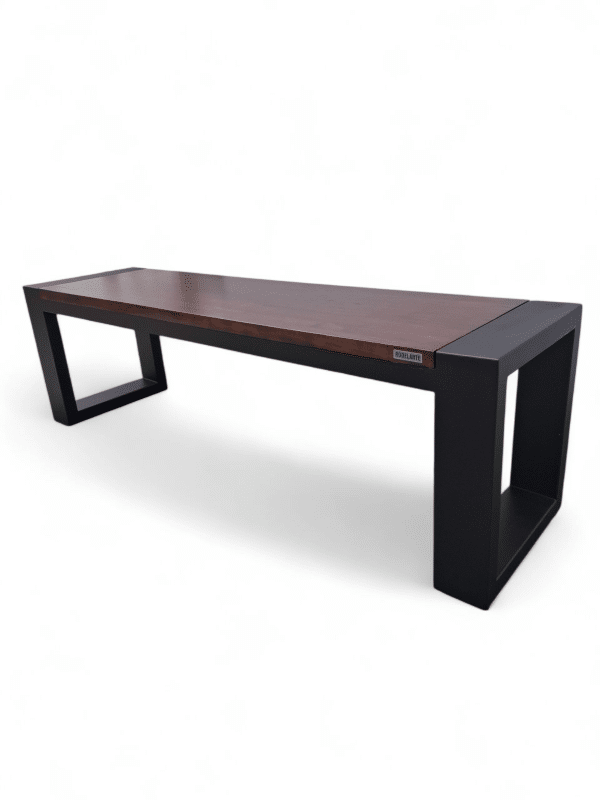 Banco moderno de madera y metal, ideal para terraza. Diseño elegante y minimalista que ofrece un asiento cómodo al aire libre, perfecto para reuniones o momentos de relax.