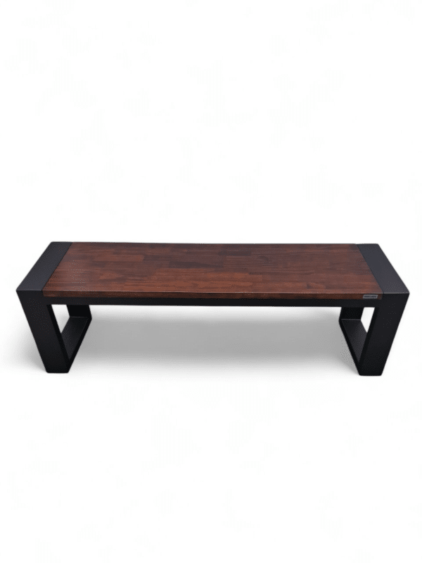 Banco de madera con estructura metálica oscura, ideal para terraza. Diseño moderno y resistente para relajarse al aire libre o recibir visitas. Perfecto para espacios exteriores elegantes.