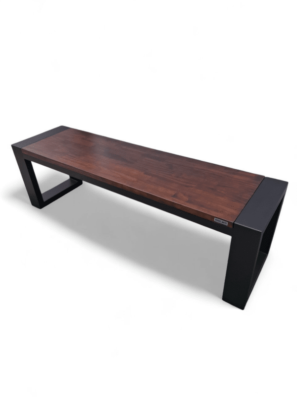 Banco moderno para terraza con estructura de metal y asiento de madera. Ideal para complementar espacios exteriores, ofreciendo comodidad y estilo en reuniones al aire libre.