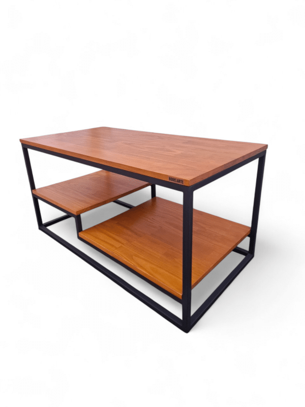 Mesa ratona de dos niveles, madera y metal, ideal para sala de estar. Práctica para organizar objetos o revistas, con diseño moderno y funcional para complementar la decoración del hogar.