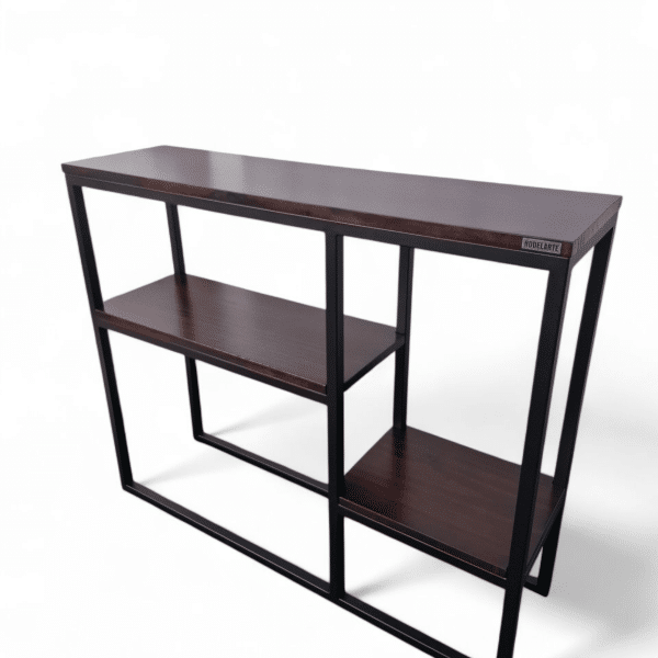 Mesa de entrada moderna con estructura metálica negra y estantes de madera oscura, ideal para el recibidor; perfecta para decorar con plantas, libros o elementos decorativos.