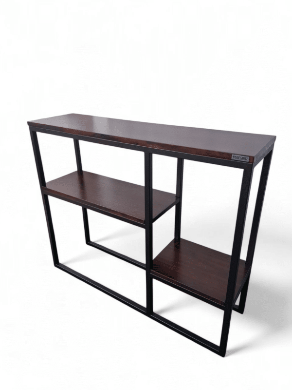 Mesa de entrada moderna con estructura metálica negra y estantes de madera oscura, ideal para el recibidor; perfecta para decorar con plantas, libros o elementos decorativos.