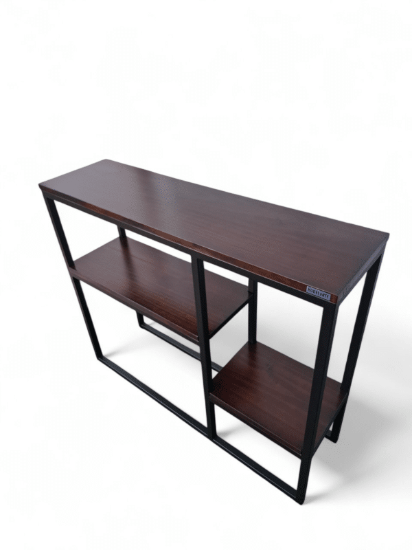 Mesa consola de madera oscura con estructura metálica negra, ideal para el recibidor de entrada. Ofrece dos estantes para almacenamiento de objetos decorativos o llaves.