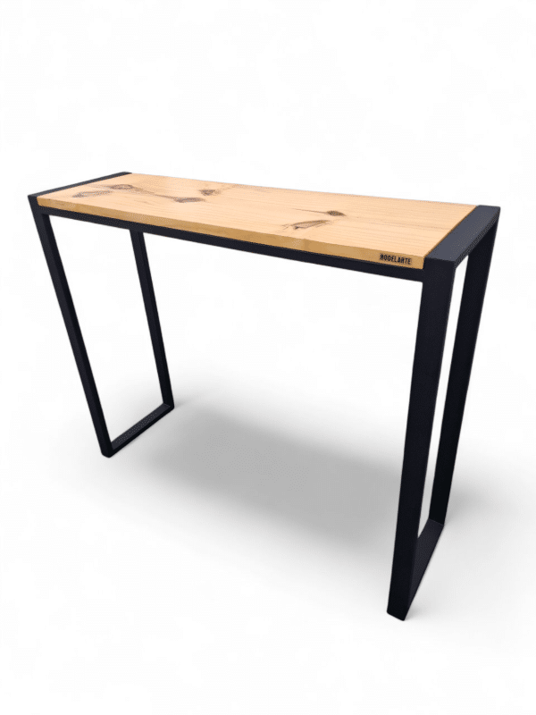 Consola moderna con tablero de madera clara y estructura metálica negra, ideal para la entrada de casa. Ofrece un diseño elegante y funcional para decorar y organizar objetos diarios.