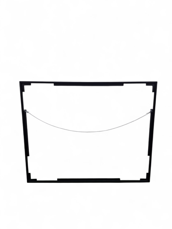 Marco negro rectangular minimalista para espejo. Ideal para decorar paredes modernas, resalta cualquier habitación con un toque elegante y funcional. Uso en baños, recibidores o salas de estar.