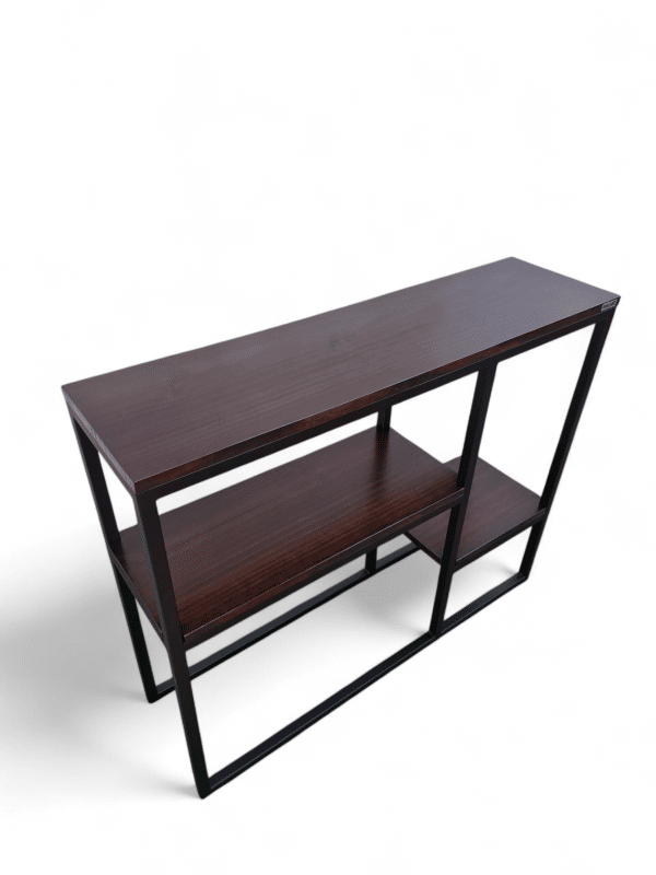 Mesa consola moderna de madera oscura con estructura metálica negra, ideal para optimizar el espacio en el recibidor de entrada. Perfecta para decoración o almacenamiento.