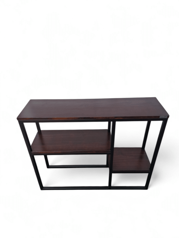 Elegante consola de madera oscura con marco de metal negro; ideal para decoraciones, llaves y almacenamiento en el recibidor de entrada. Estilo moderno y funcional.
