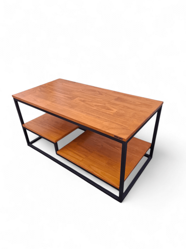 Mesa ratona de dos niveles, estructura metálica negra y superficies de madera, ideal para sala de estar. Perfecta para almacenamiento y decoración con revistas o plantas.