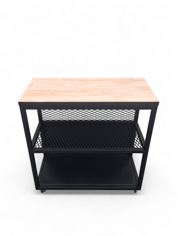 Mesa de trabajo para cocina con superficie de madera y estantes de metal negro, ideal para organizar utensilios y ampliar el espacio de trabajo culinario.