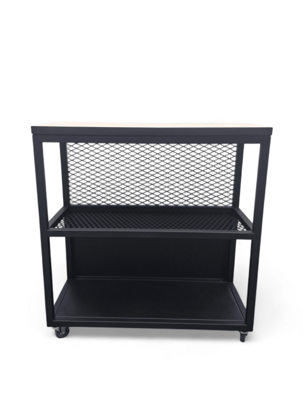 Mesa de trabajo para cocina con estructura de metal negro, estantes de rejilla y ruedas. Ideal para almacenar utensilios y facilitar el movimiento en espacios gastronómicos.