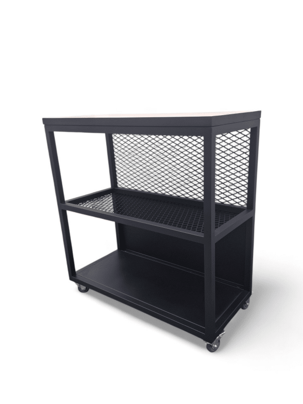 Carro de cocina negro con estantes de rejilla y ruedas, ideal para organizar utensilios o ingredientes. Versátil para espacios pequeños y fácil de mover, complemento perfecto para cualquier cocina.