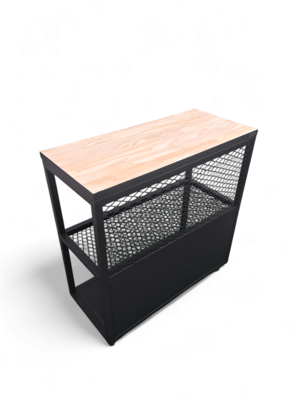 Mesa de trabajo para cocina con superficie de madera y estructura metálica negra, ideal para preparar alimentos y almacenar utensilios en sus estantes abiertos.