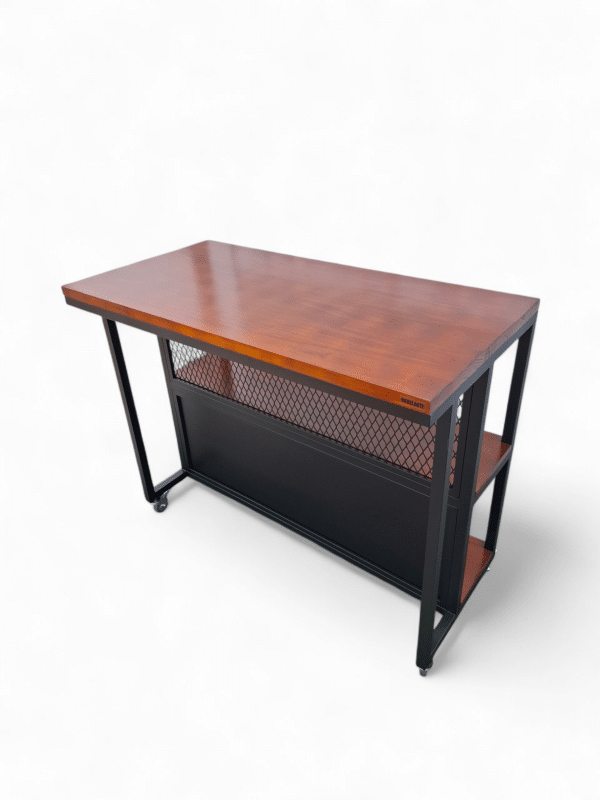 Moderno desayunador de cocina con superficie de madera y estantería lateral. Ideal para comidas rápidas y organización, combinando diseño funcional y estilo industrial.