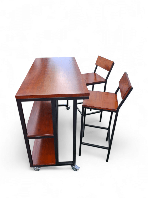 Desayunador de cocina con diseño moderno, incluye mesa alta de madera con estantes y dos sillas a juego. Ideal para optimizar espacio y funcionalidad en la cocina.