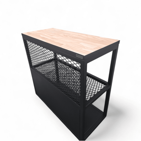 Mesa de trabajo para cocina con estructura de metal negro y superficie de madera. Incluye estantes inferiores para almacenamiento, ideal para organizar utensilios y facilitar la preparación de alimentos.