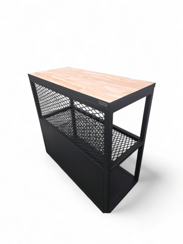Mesa de trabajo para cocina con estructura de metal negro y superficie de madera. Incluye estantes inferiores para almacenamiento, ideal para organizar utensilios y facilitar la preparación de alimentos.