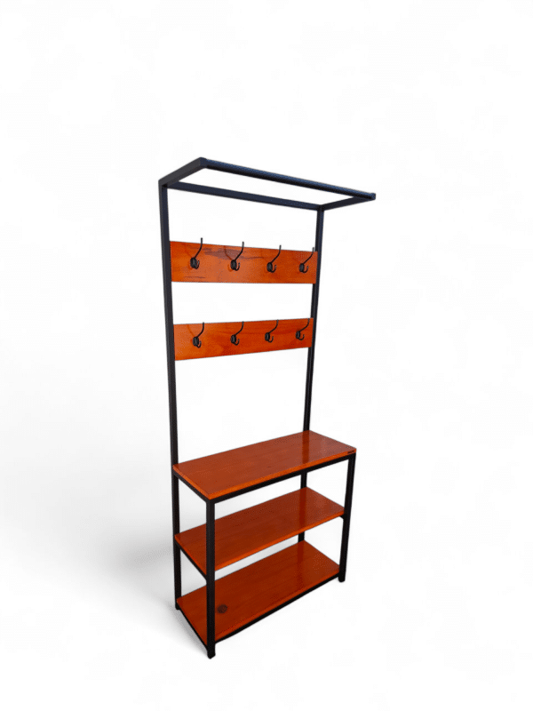 Perchero de recibidor de metal y madera con estantes y ganchos. Ideal para organizar ropa, sombreros y zapatos a la entrada del hogar, combinando funcionalidad y diseño moderno.