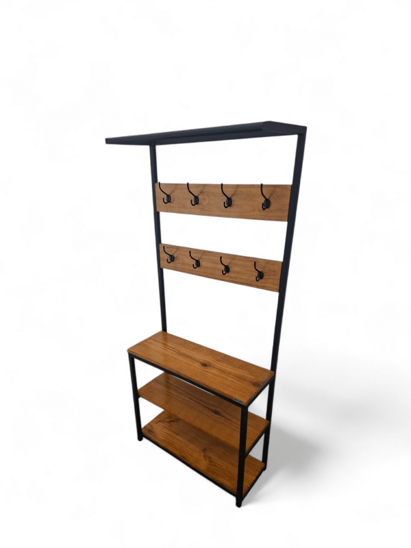 Perchero despojador de metal y madera, con ganchos para abrigos y estantes para zapatos o accesorios. Ideal para organizar la entrada del hogar con estilo y funcionalidad.