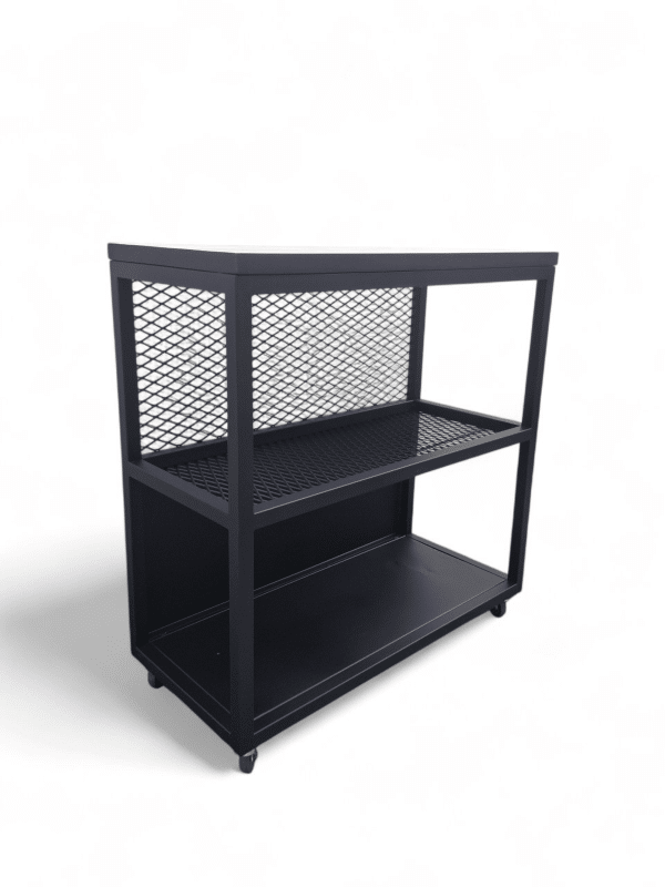 Mesa de trabajo móvil de metal negro para cocina, con estantes de rejilla y superficie lisa. Ideal para almacenamiento y preparación de alimentos.