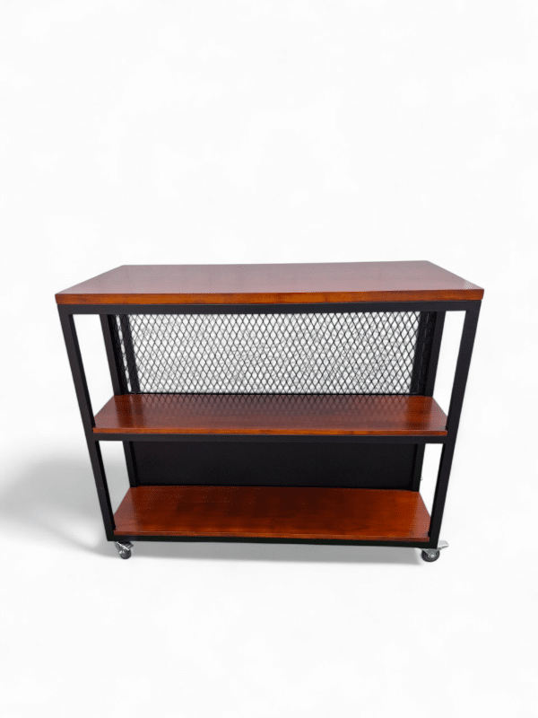 Mueble desayunador de cocina con estructura metálica, estantes de madera y ruedas. Ideal para almacenar utensilios o servir el desayuno. Diseño funcional y moderno para espacios pequeños.