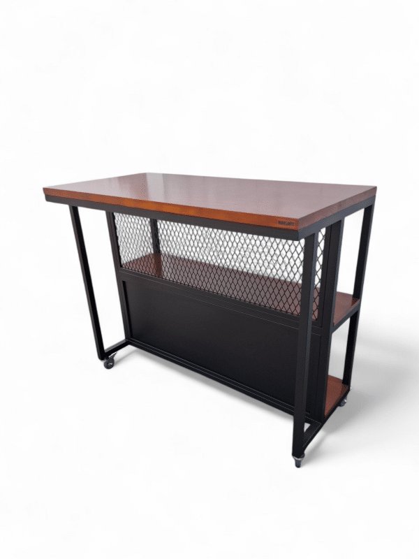 Mueble desayuno estilo industrial con superficie de madera, estructura metálica y ruedas. Ideal para optimizar espacios en cocinas modernas y facilitar la movilidad durante la preparación de alimentos.