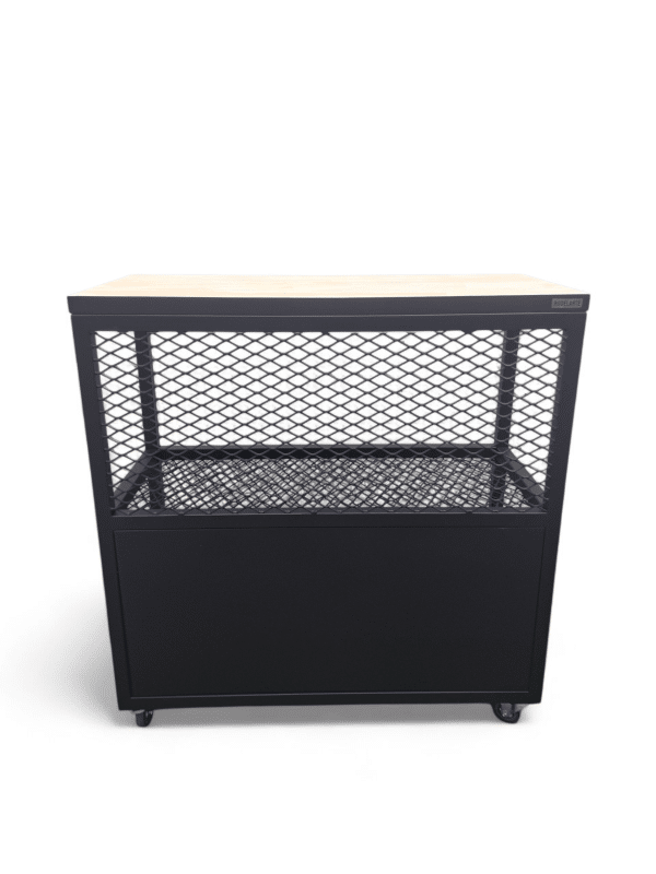 Mesa de trabajo de cocina con estructura metálica y superficie de madera. Ideal para almacenar utensilios y preparar alimentos. Diseño con ruedas para facilitar su movilidad.