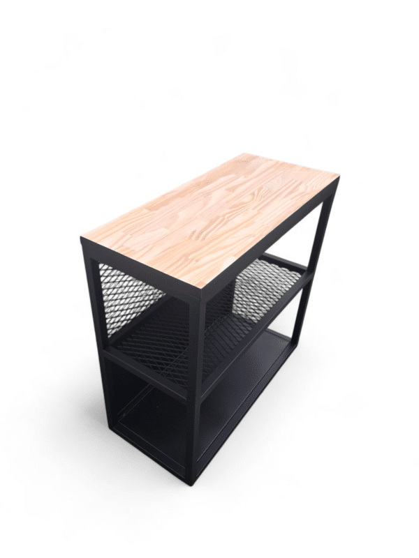Mesa de trabajo moderna para cocina con superficie de madera y base de hierro, ideal para preparar alimentos y almacenar utensilios en sus estantes abiertos.