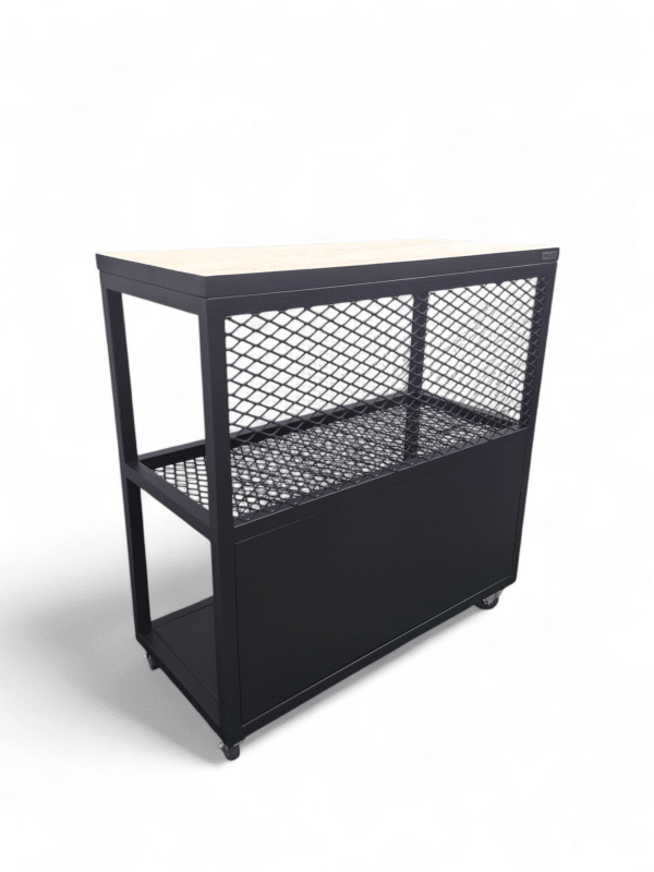 Mesa de trabajo metálica con ruedas, superficie de madera, y estantes de rejilla. Ideal para organizar utensilios y facilitar la preparación de alimentos en la cocina.