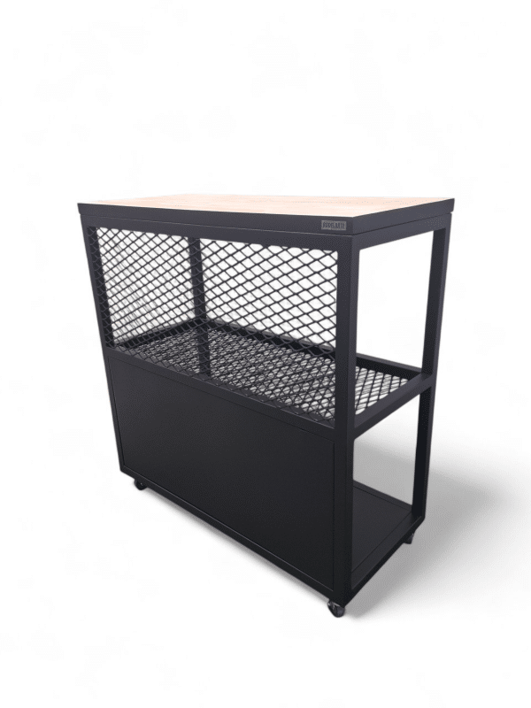 Mesa de trabajo para cocina con estructura de metal y superficie de madera, ideal para organizar utensilios y alimentos. Diseño moderno con estantes abiertos para fácil acceso y movilidad.