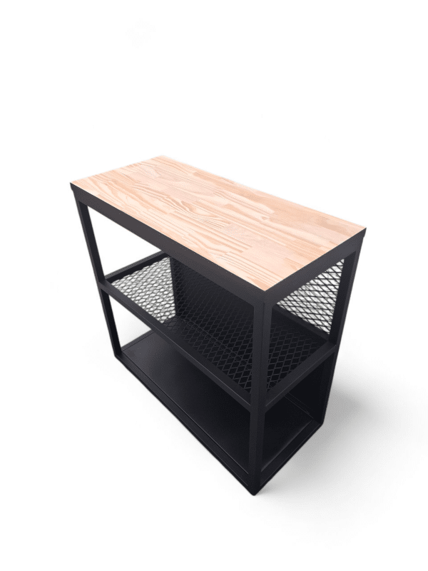 Mesa de trabajo para cocina con tablero de madera y estructura metálica negra. Ofrece espacio de almacenamiento adicional con su práctico diseño. Ideal para cocinar y organizar utensilios.