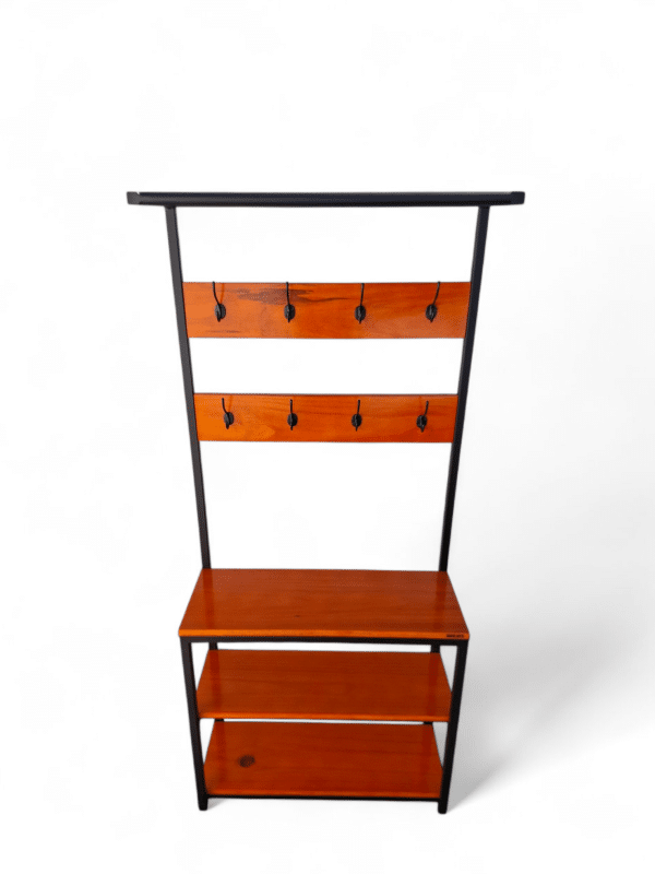 Perchero recibidor de madera y metal con estantes y múltiples ganchos, ideal para colgar abrigos y almacenar calzado en la entrada del hogar. Diseño moderno y funcional.