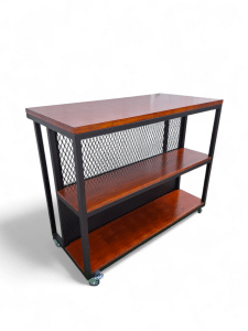 Desayunador de cocina con estructura metálica y madera. Incluye ruedas para fácil movilidad y estantes para almacenar utensilios. Ideal para un ambiente moderno y funcional.