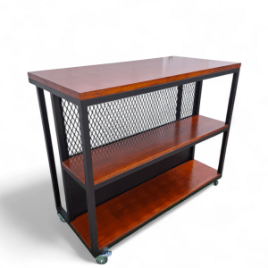 Desayunador de cocina con estructura metálica y madera. Incluye ruedas para fácil movilidad y estantes para almacenar utensilios. Ideal para un ambiente moderno y funcional.