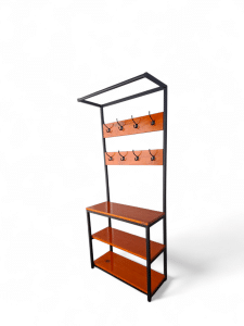Perchero recibidor de madera y metal con estantes y ganchos. Ideal para organizar abrigos y accesorios en la entrada de casa, aportando funcionalidad y estilo moderno al espacio.