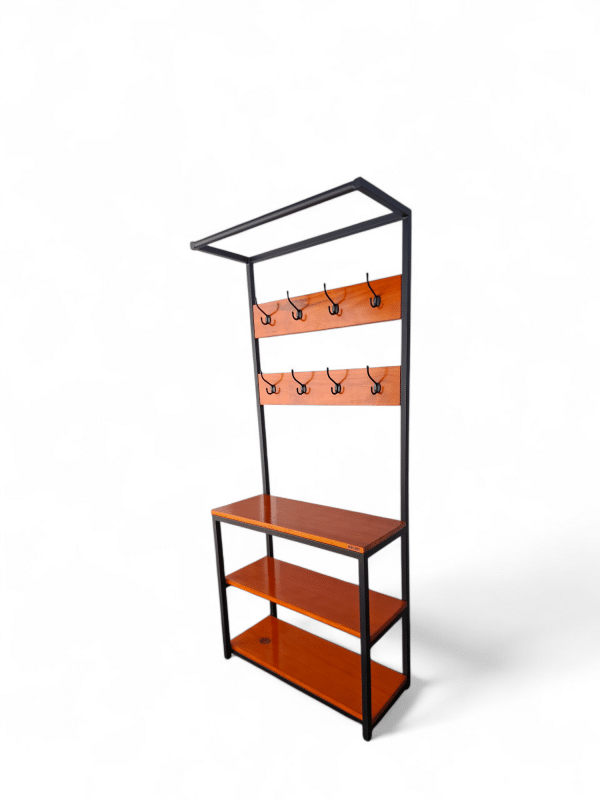 Perchero recibidor de madera y metal con estantes y ganchos. Ideal para organizar abrigos y accesorios en la entrada de casa, aportando funcionalidad y estilo moderno al espacio.