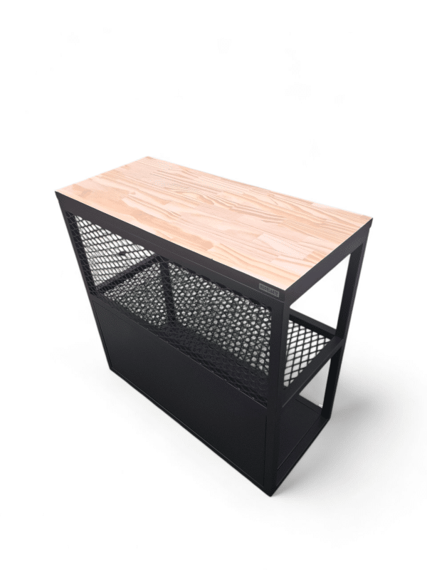 Mesa de trabajo para cocina con superficie de madera clara y estructura metálica negra con rejilla, ideal para preparar alimentos y almacenar utensilios. Diseño moderno y funcional.