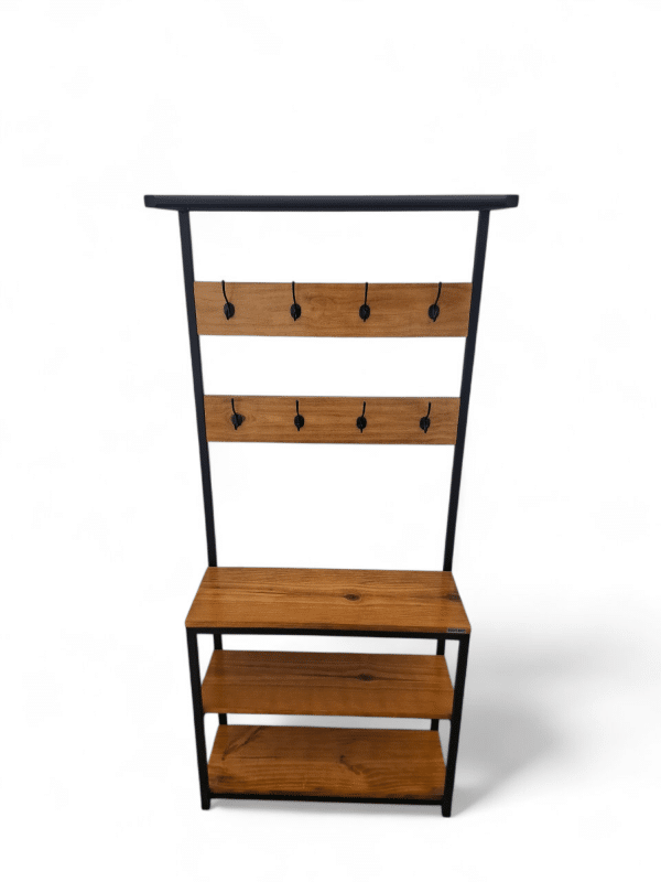 Perchero despojador de madera con estantes integrados, ideal para almacenar ropa, bolsos y zapatos. Estructura metálica negra, perfecto para organizar entradas y vestíbulos.