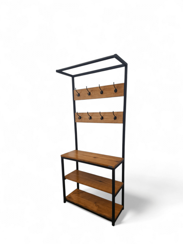 Perchero despojador moderno con estructura metálica y estantes de madera. Ideal para organizar abrigos, bolsos y zapatos en la entrada del hogar.