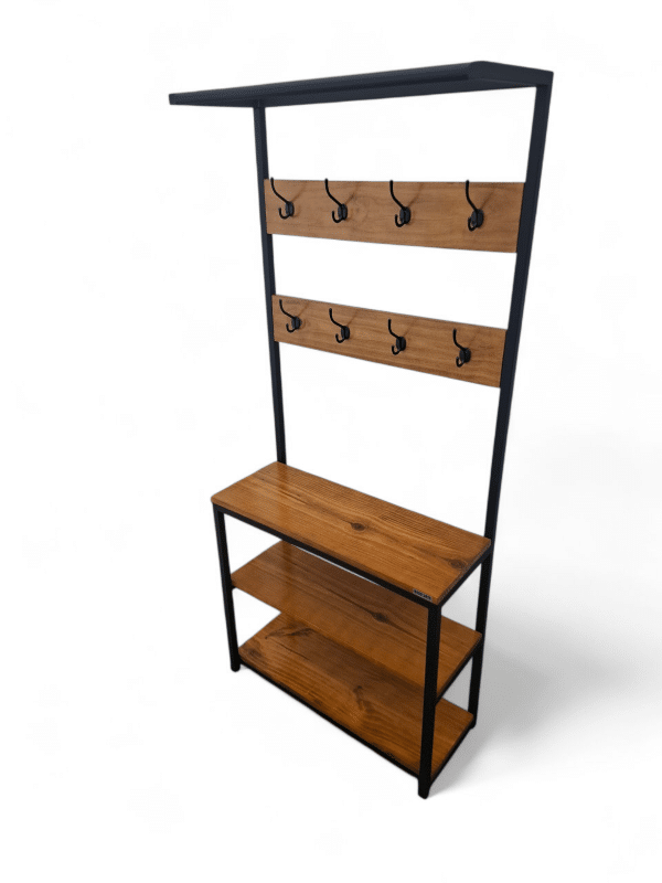 Perchero de madera y metal con estantes integrados y múltiples ganchos para colgar ropa y accesorios, ideal para organizar la entrada de casa.