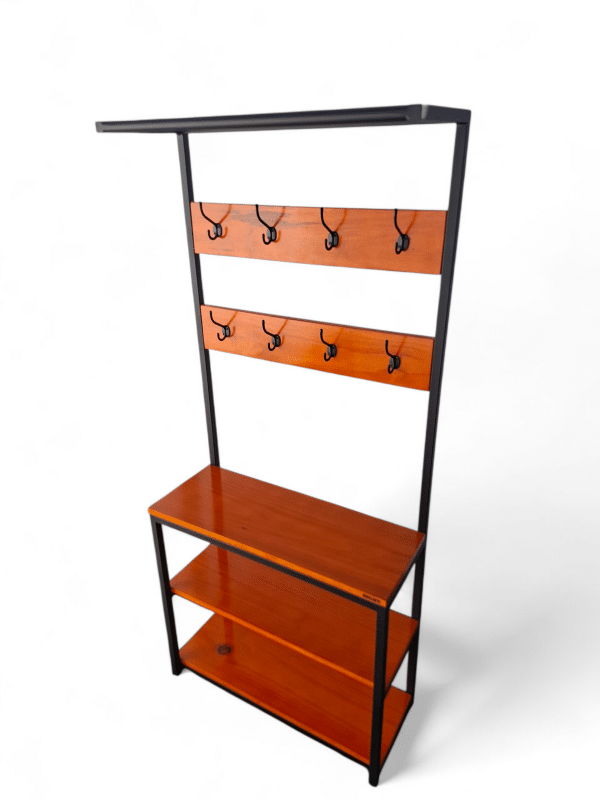 Perchero de madera y metal con estantes para recibidor. Ideal para colgar abrigos y almacenar objetos, optimizando el espacio y organización en la entrada del hogar.