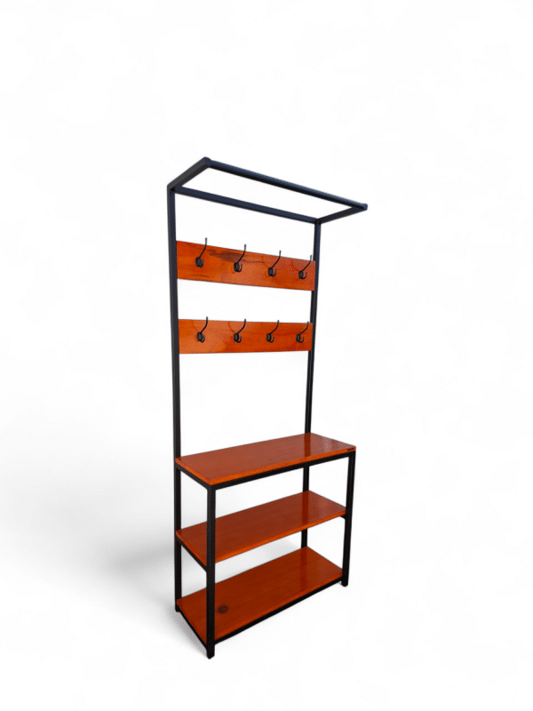 Perchero recibidor de estilo moderno con estructura de metal y estantes de madera. Dispone de múltiples ganchos para colgar abrigos y espacio para organizar zapatos y accesorios.