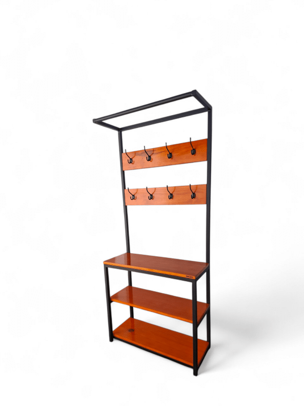 Perchero recibidor de madera y metal con múltiples ganchos y estantes. Ideal para colgar abrigos y almacenar objetos en la entrada del hogar. Diseño funcional y moderno.