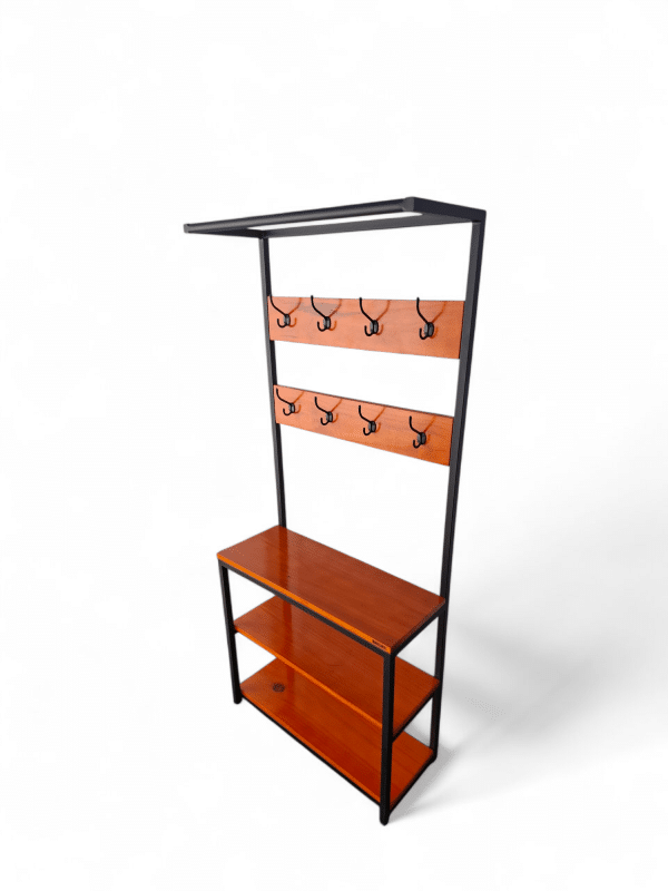 Perchero para recibidor con estructura de metal y repisas de madera, ideal para colgar abrigos y almacenar artículos al entrar a casa. Diseño moderno y funcional para optimizar el espacio.
