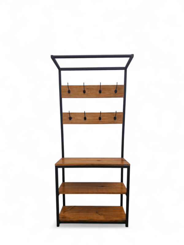 Perchero multifuncional con estructura metálica y estantes de madera. Incluye colgadores para abrigos o accesorios, ideal para organizar la entrada o vestíbulo de forma elegante y práctica.