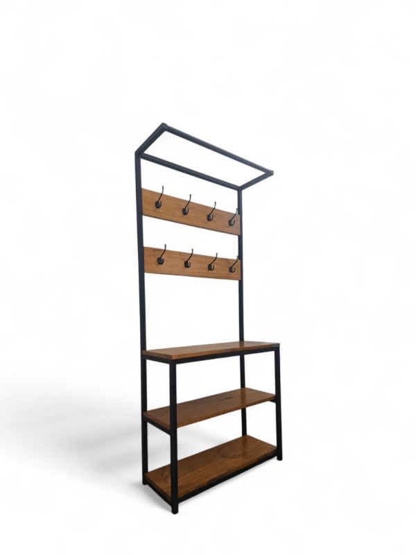 Perchero despojador de metal y madera con estantes, ideal para organizar ropa y accesorios en la entrada; combina funcionalidad y estilo moderno para mantener el espacio ordenado.