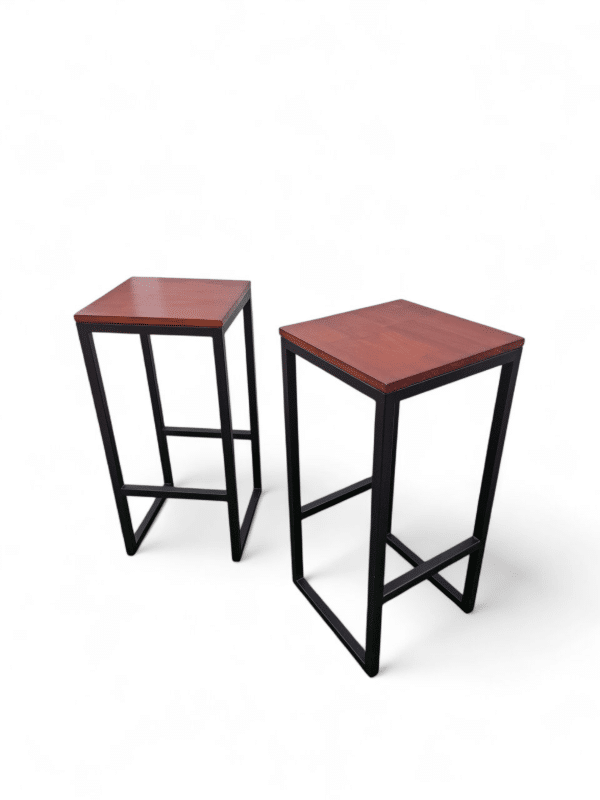 Banco alto de diseño moderno con asiento de madera oscura y estructura metálica negra. Ideal para barra desayunador, combinando estilo y funcionalidad en espacios contemporáneos.