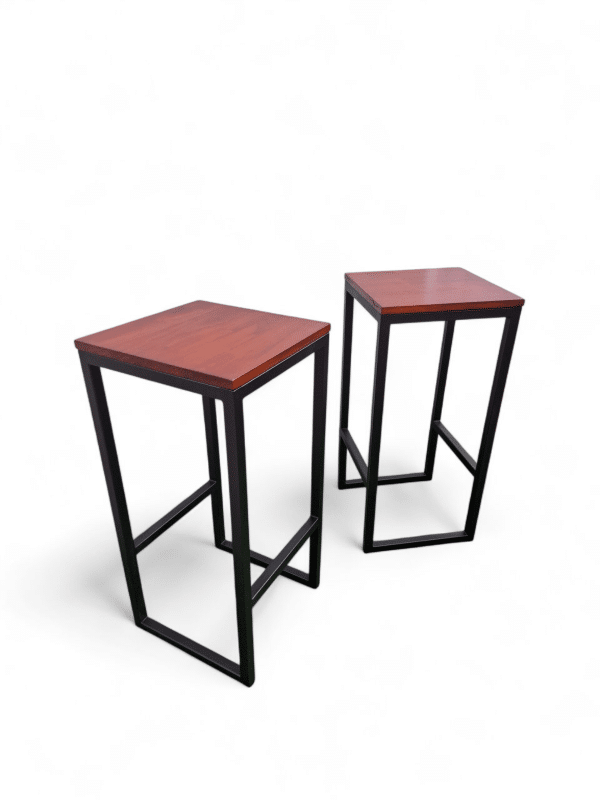 Banco alto con estructura de metal negro y asiento de madera, ideal para barra desayunador o cocina moderna, brindando estilo y funcionalidad al espacio.