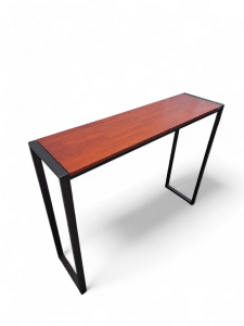 Barra alta de cocina con superficie de madera y estructura metálica negra. Ideal para desayunos rápidos o espacio social en la cocina. Diseño moderno y funcional.