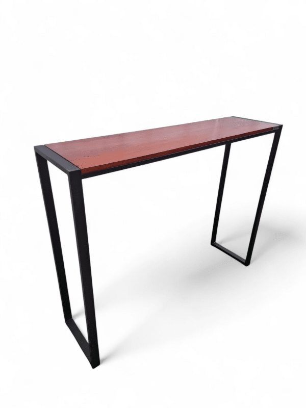 Barra alta de cocina con diseño moderno. Superficie de madera y estructura de metal negro, ideal para desayunos o como espacio de trabajo en cocinas contemporáneas.